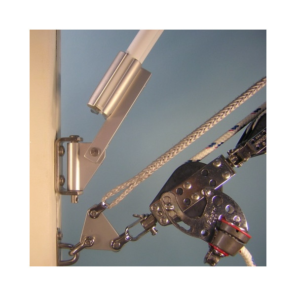 Boomkicker vue fixation dans rail de guindant sur le mat